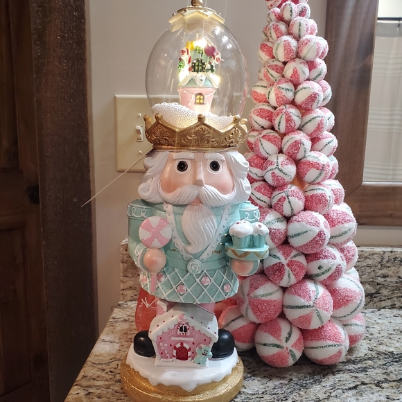 Gorgeous Musical Candyland Nutcracker-NWT - Picture 12 of 17